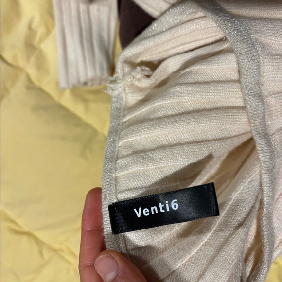 Small black buttons going down the sleeve, with glittery embroidery - Picture 3 of 6